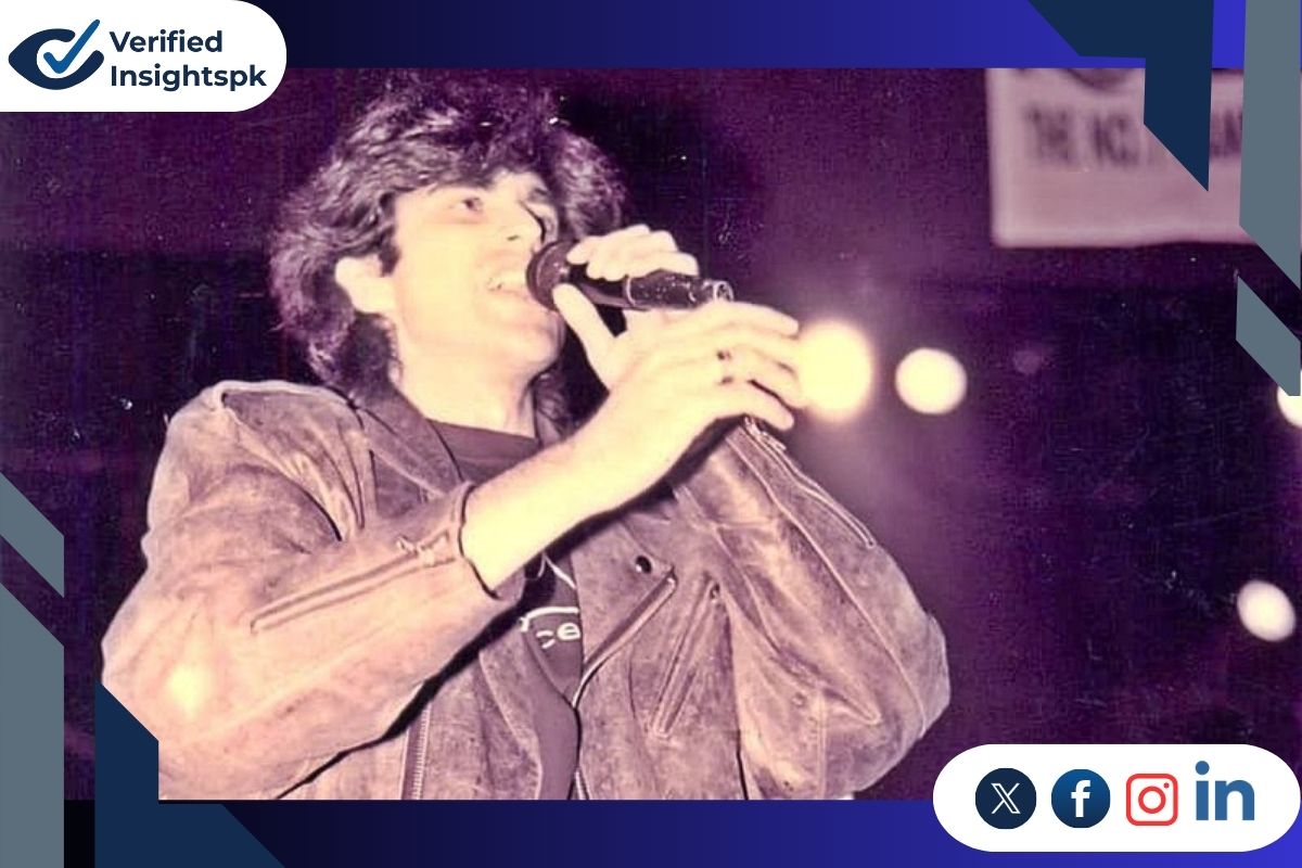 Junaid Jamshed singing Dil Dil Pakistan live on stage
